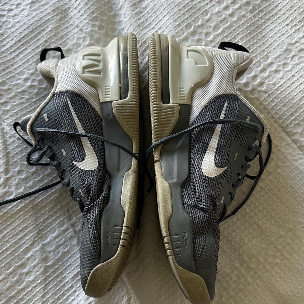 Nike Men's Black and Cream Athletic Shoes - Picture 3 of 4